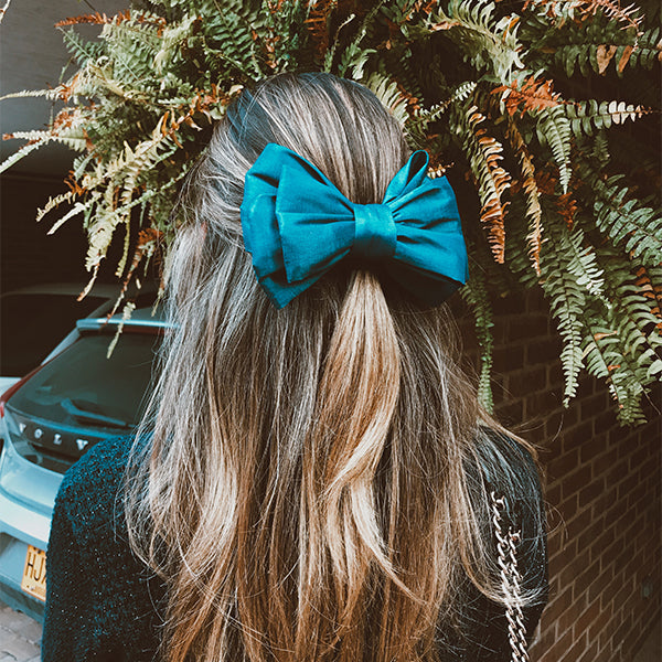 Mujer con moño para el pelo azul turquesa